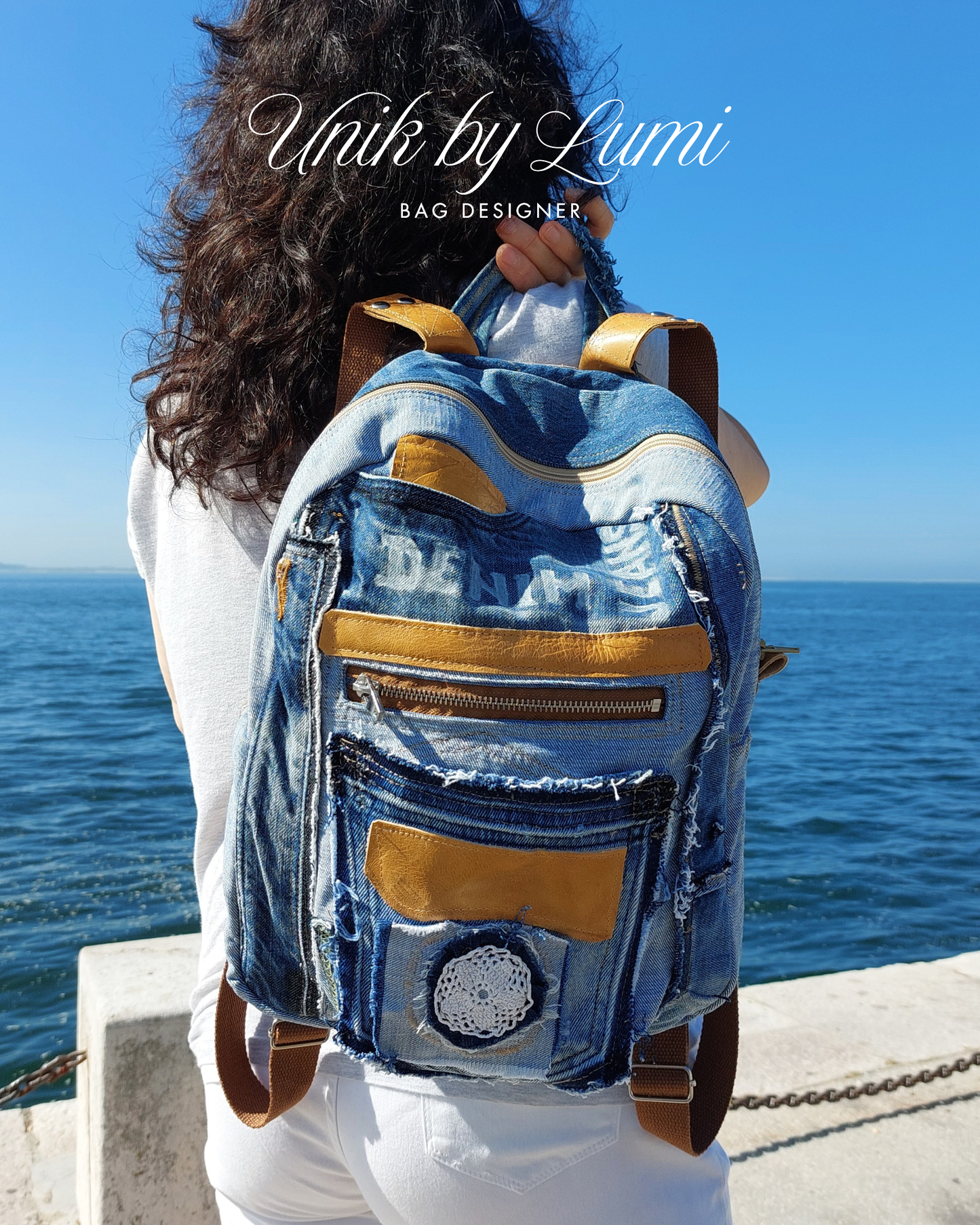 Mochila em pele cor camel com denim azul