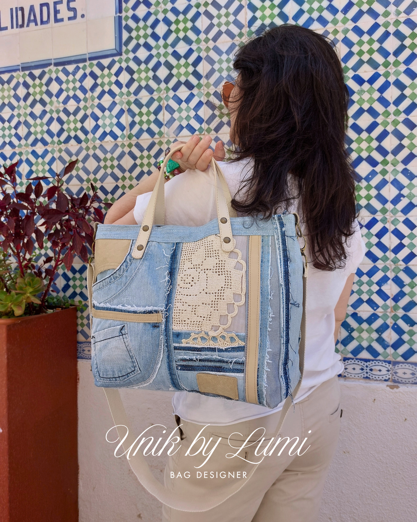 Bolsa artesanal em ganga com detalhes em pele cor de camel e crochê.