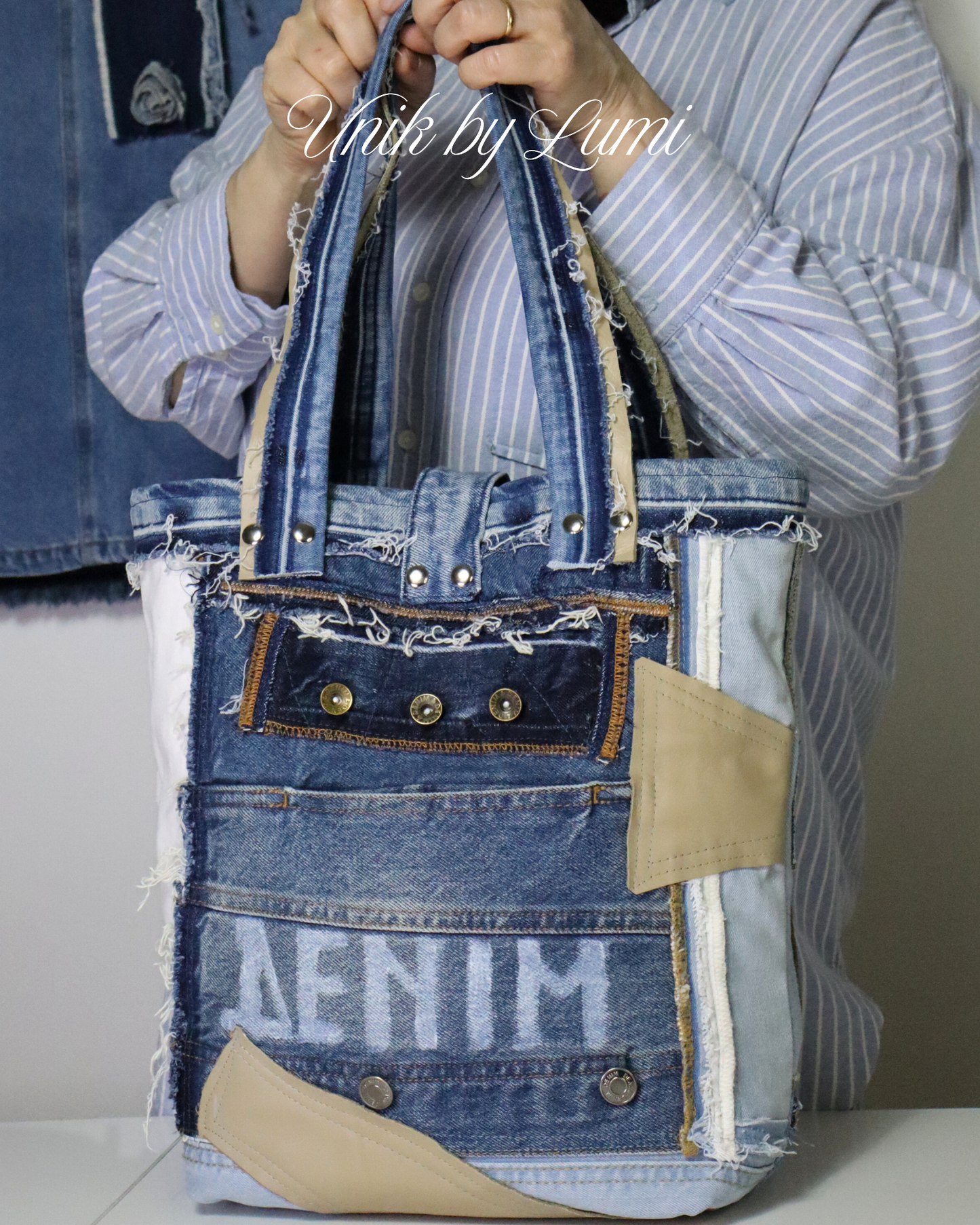 Bolsa de ombro em ganga com detalhes em pele bege.