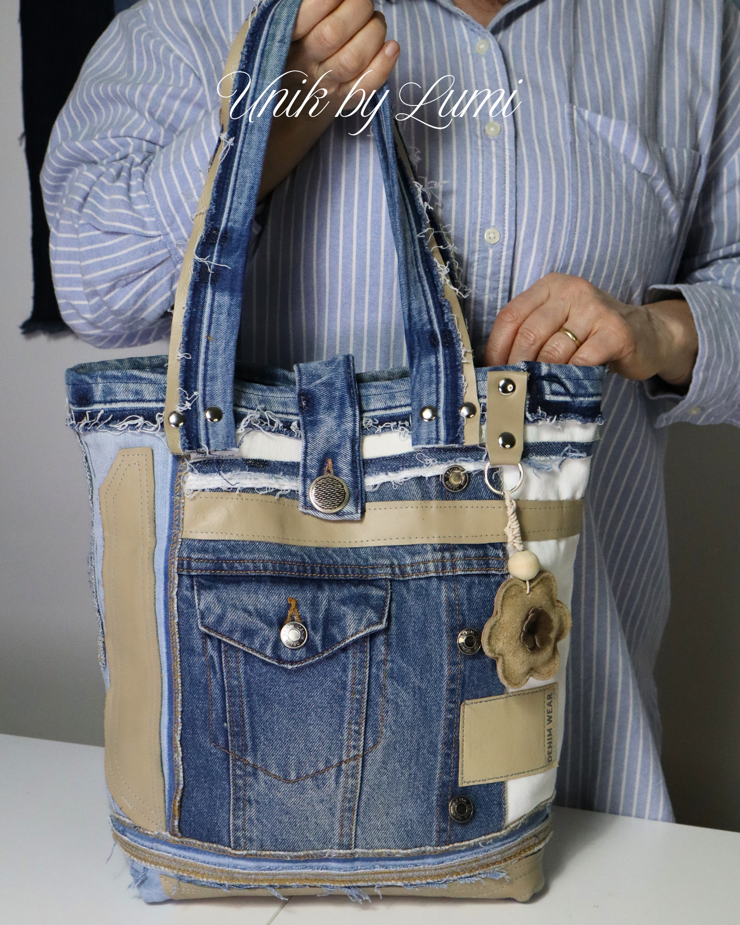 Bolsa de ombro em ganga com detalhes em pele bege.